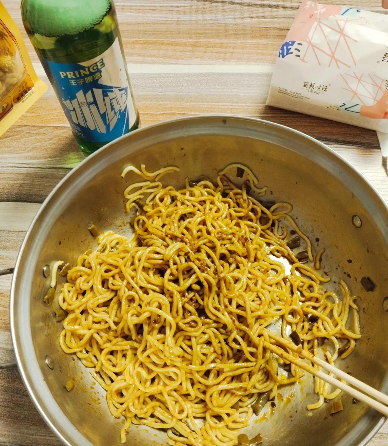 谁吃过武汉热干面？听着挺出名，本来我以为肯定很好吃。中午一个人不想做饭，厨房里也