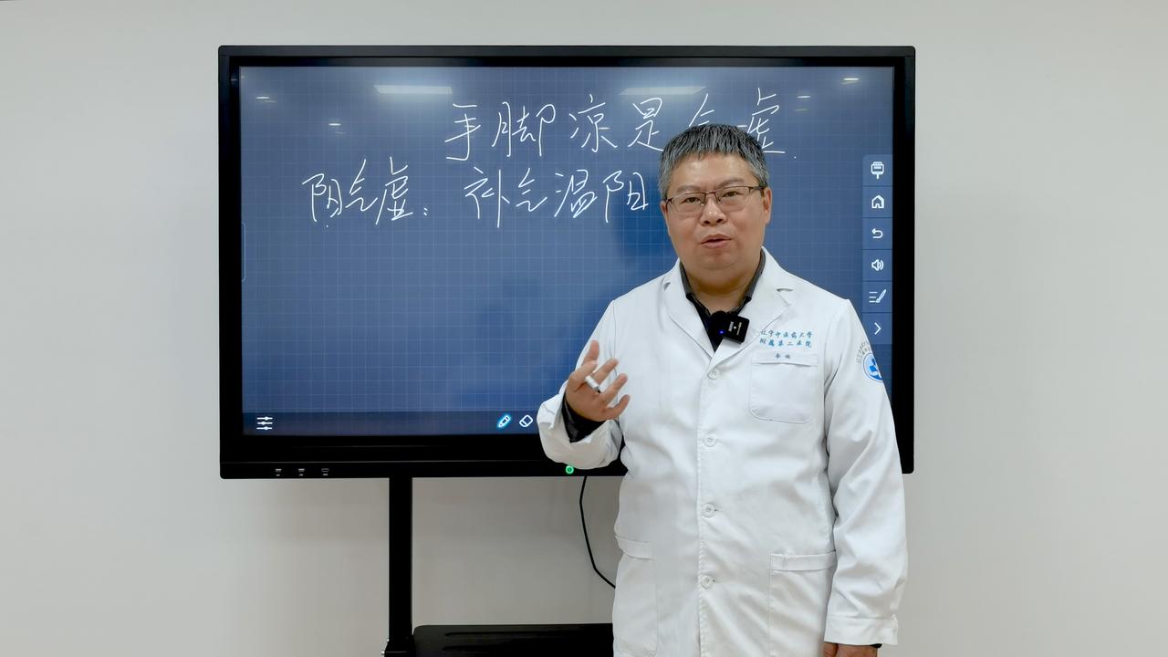 一、手脚凉的核心原因手脚凉主因是阳气虚：阳气能温煦四肢，还需推动血液运行；