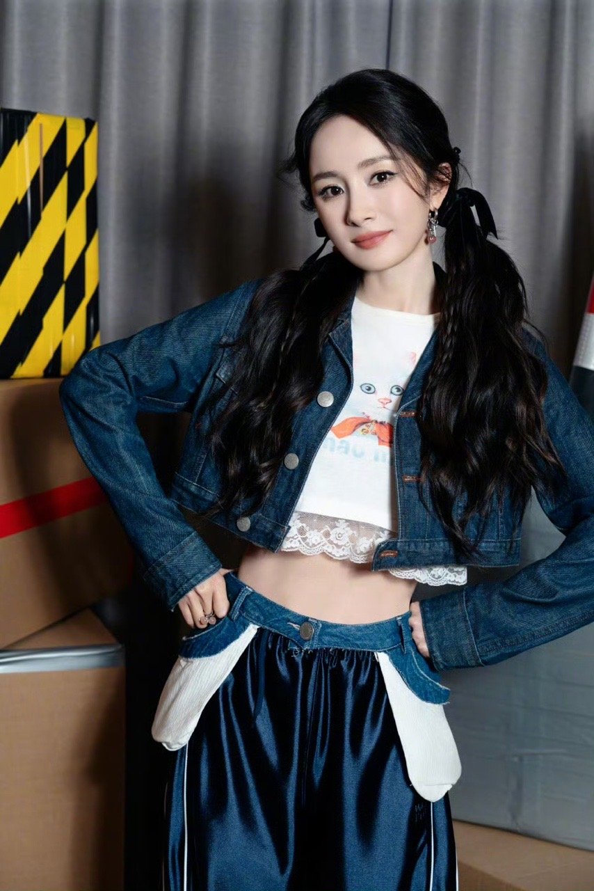 杨幂小猫背心look杨幂黑发双马尾杨幂小猫背心look！身材好顶！​​​