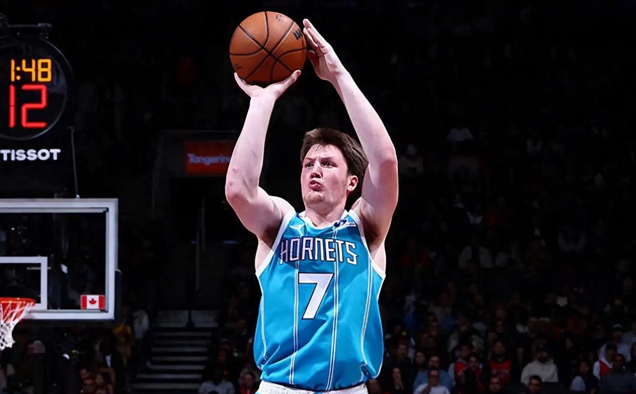 黄蜂仨后卫抢破头？结果数据最吓人的，是球权最少那个。克努佩尔新秀年场均18.