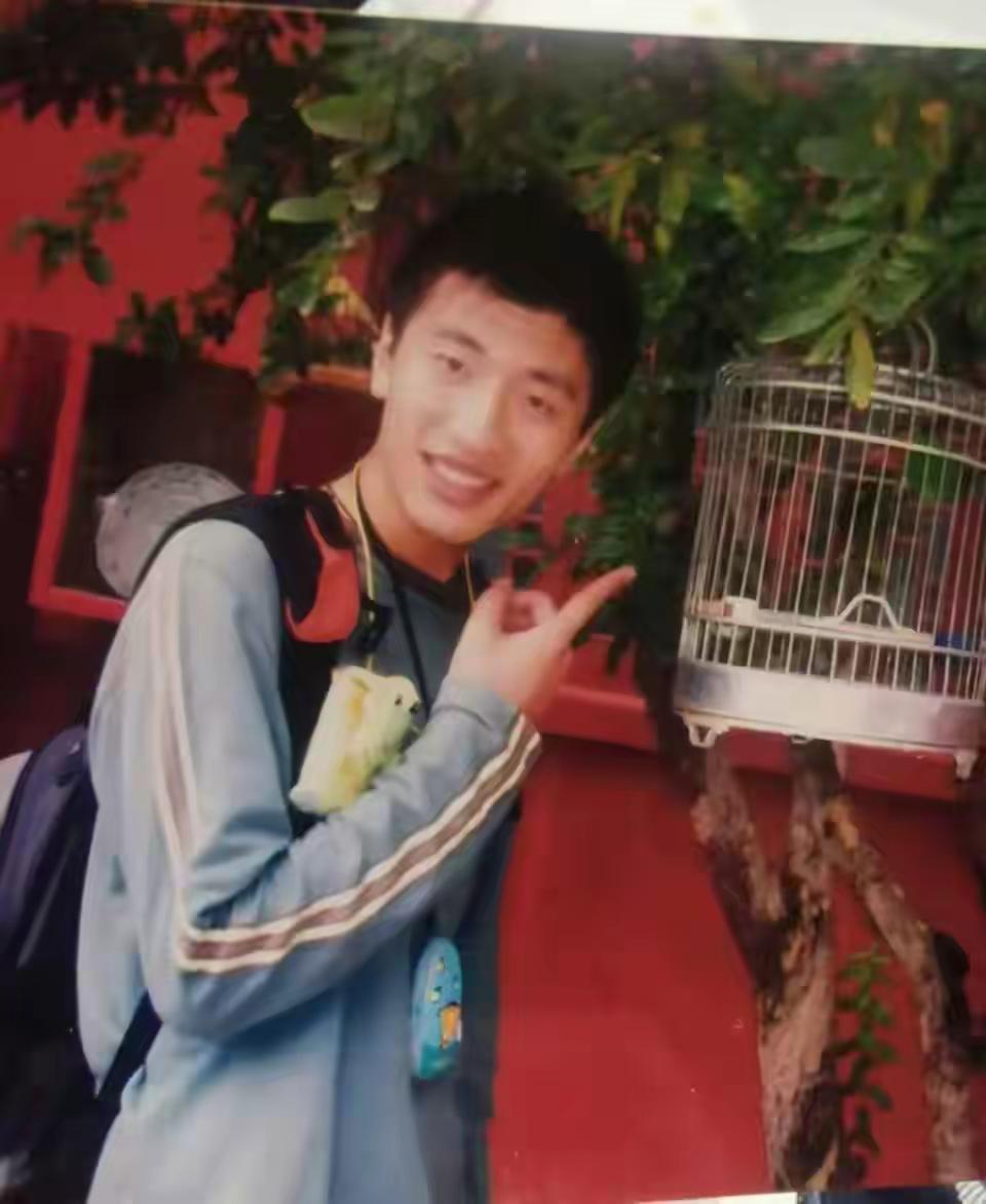 张雪峰年轻时一副书呆子的模样，当爹后，他整个人的气质都变了。