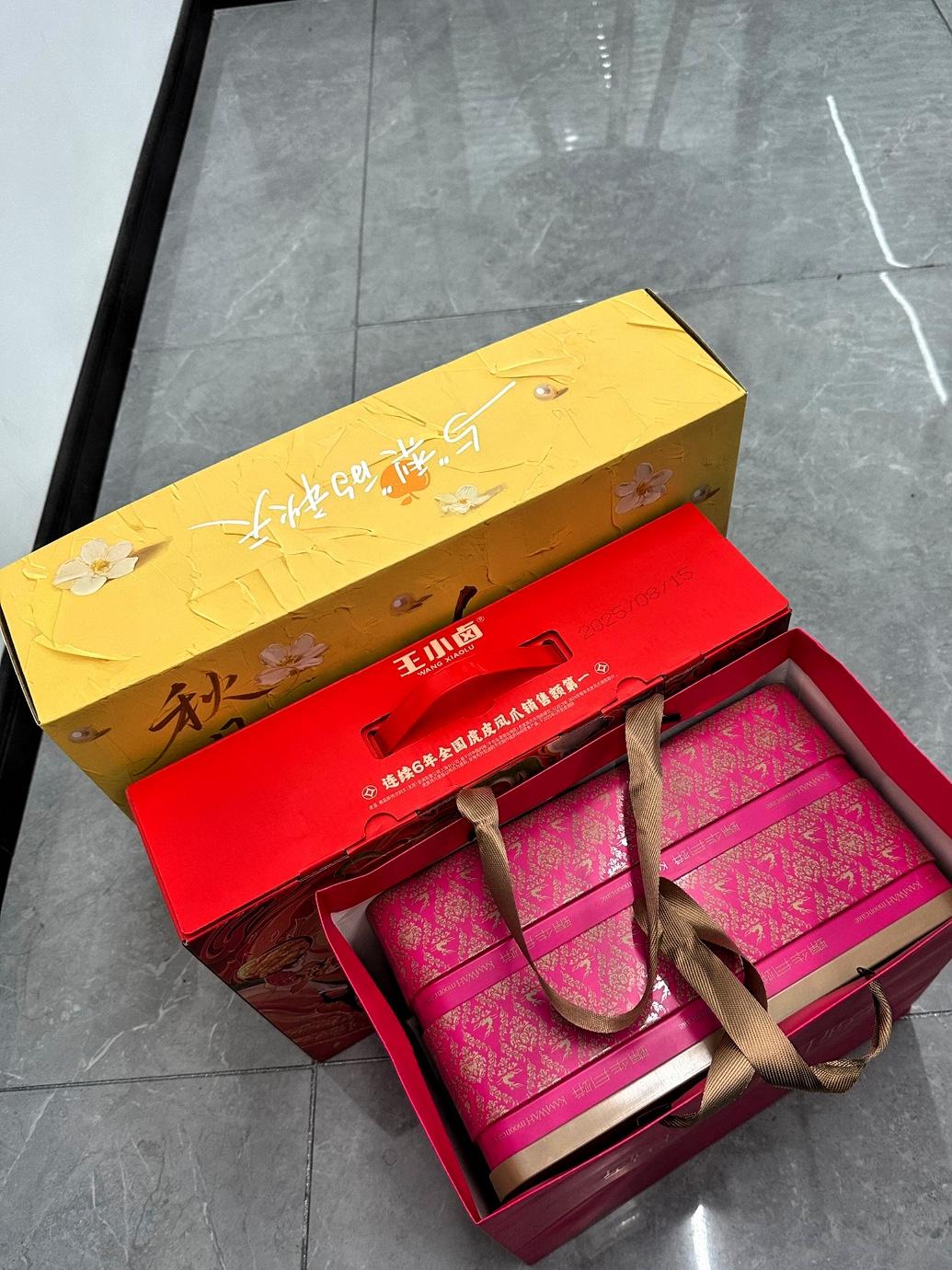 亲情越来越没有意思了。我妹来我家的时候，她提了五大箱礼品，她告诉我这都要花将近
