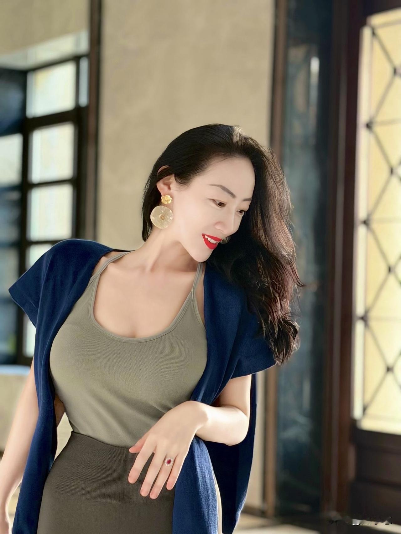 优雅气质，蓝衣红唇，自然光下尽显迷人风采。