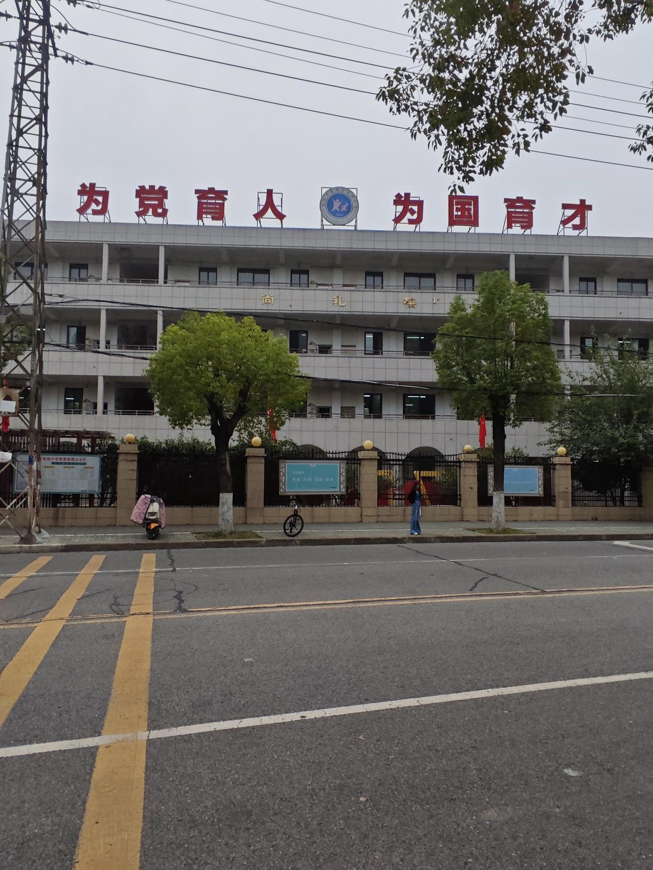 临退休前几个月聘上正高4级，对比副高5级退休，每月能多拿多少钱？湖北襄阳教师中