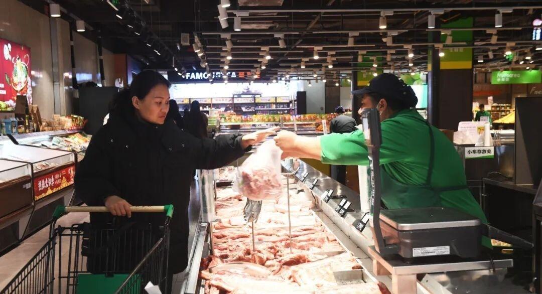 猪肉猪价【猪价或跌到春节后！养殖户：每卖一头猪亏200元】根据大宗商品分析机构