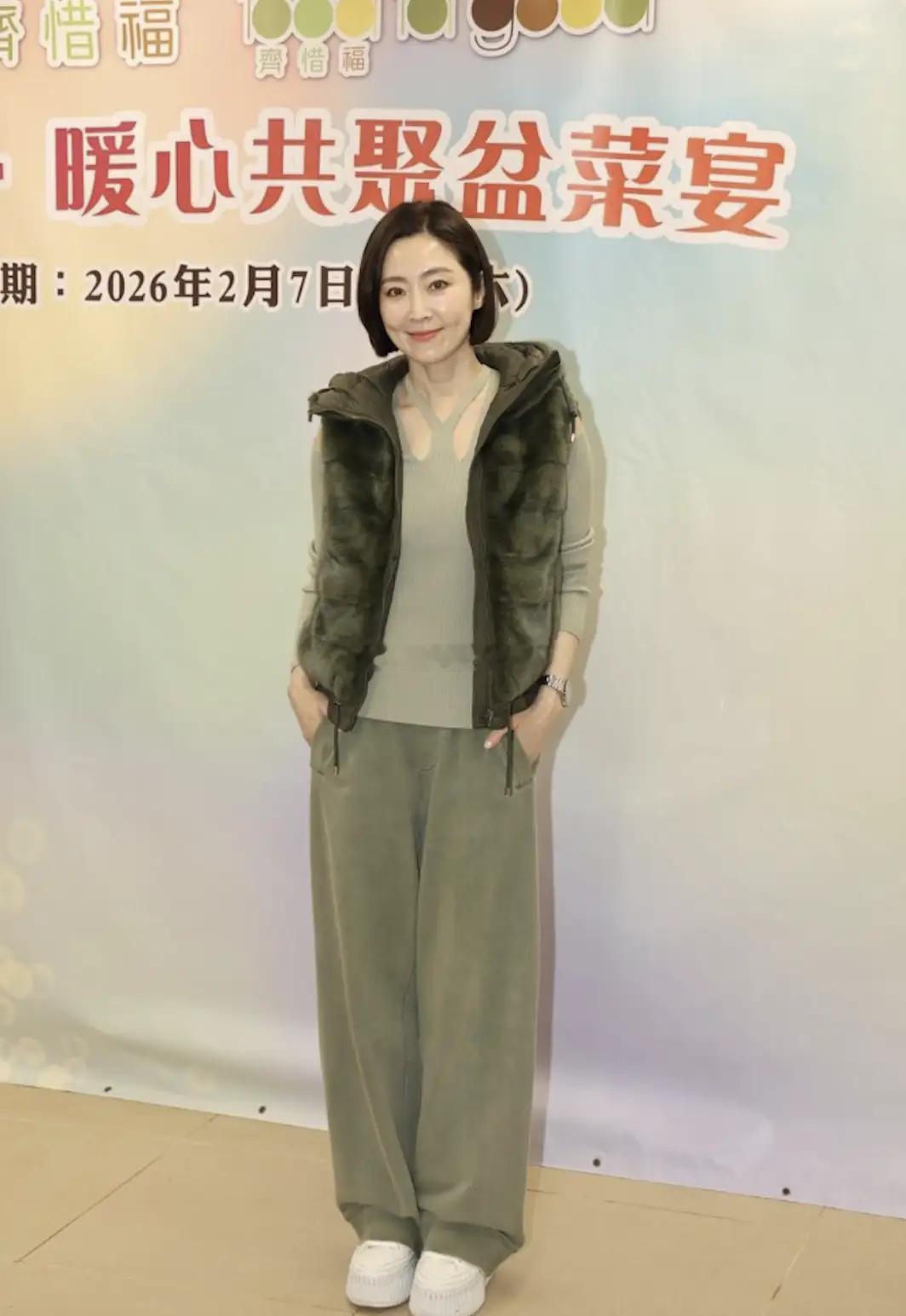 51岁张玉珊携男友吃盆菜宴，透露已拍婚纱照，与对方女儿相处融洽！！！！！！