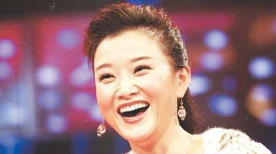 在一次慰问演出的时候，宋祖英对闫学晶说：“我给你指出三个毛病，你必须改正。”闫学