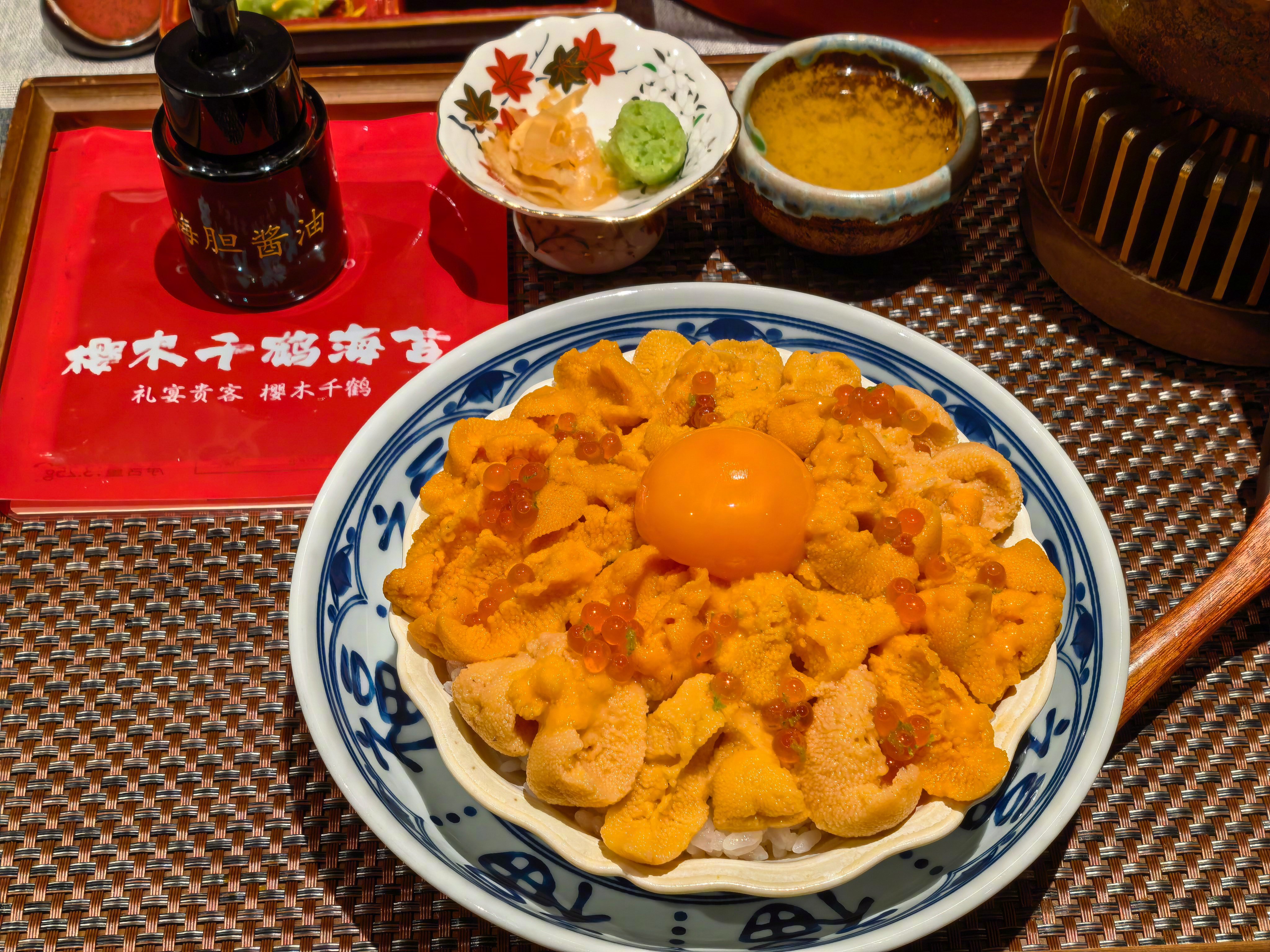 今儿晚上，大连吃了海胆饭、甜虾饭、和牛寿喜锅。味道的确很鲜，不过和牛有些太腻了。