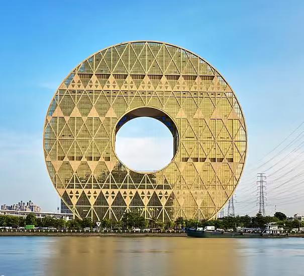 南北方都有钱币大厦。南方广州有圆大厦，东北沈阳也有方圆大厦，前者于2013年竣工