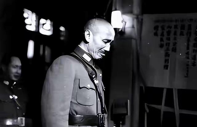 蒋介石生前只见过贺龙一次，但在见完面后，蒋介石却在浑身冒冷汗。他一下瘫坐在椅子上