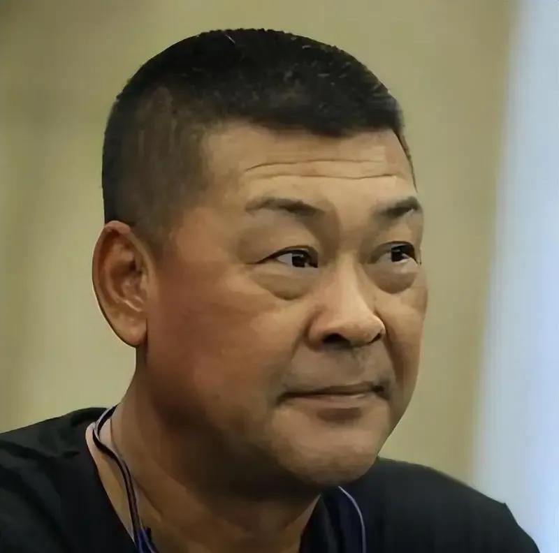 侯传杲先被胰腺癌盯上，老婆任淑文辞职陪床，一年瘦成纸片人。好不容易熬到肿瘤指标