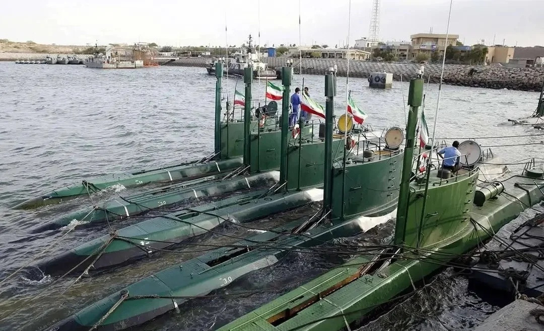 伊朗海军是中东地区唯一拥有较完整潜艇部队的国家，核心战略是“不对称作战”：利用波