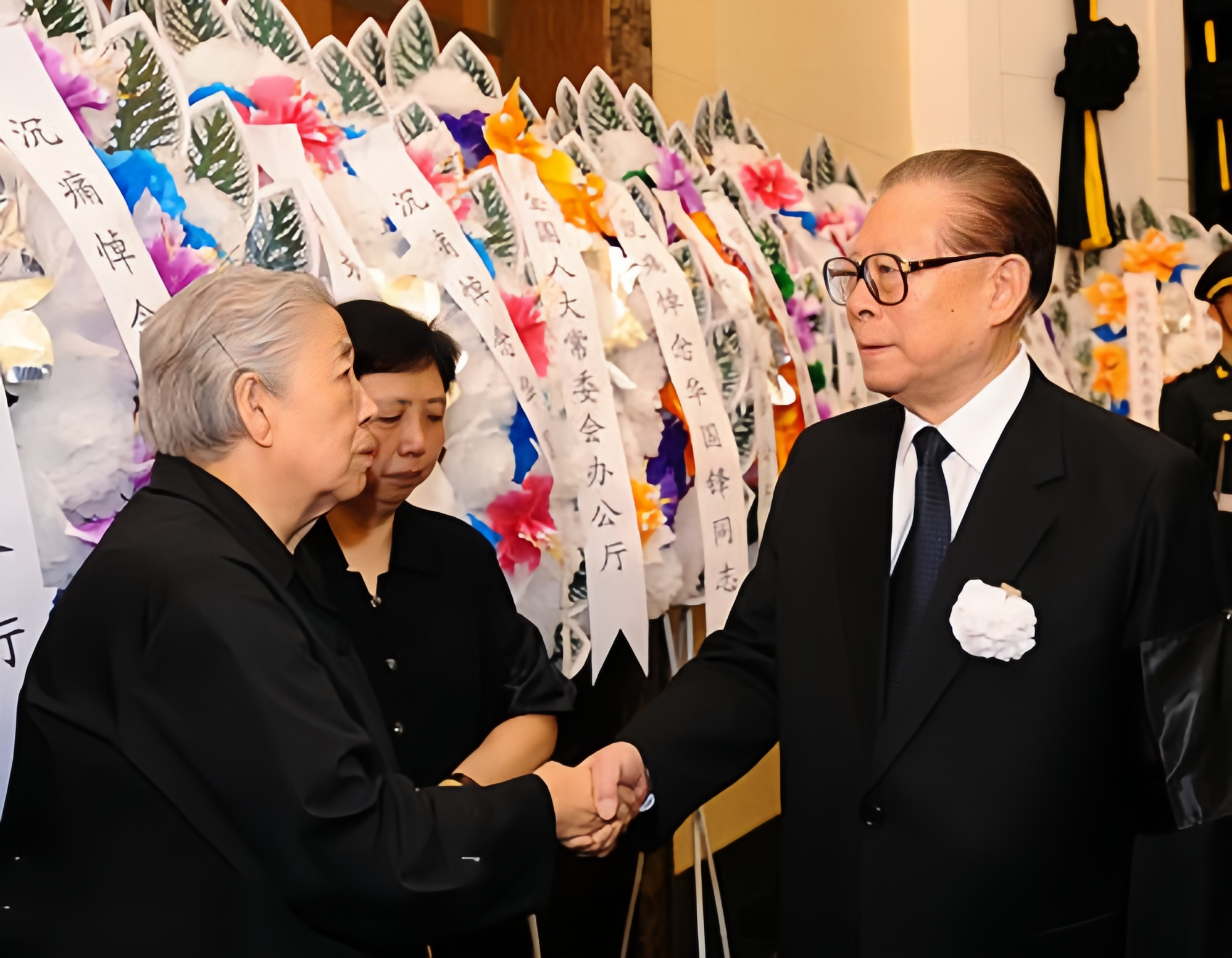 2008年8月，华国锋同志逝世，已经从国家领导人岗位上退下来的江同志，专门参加了