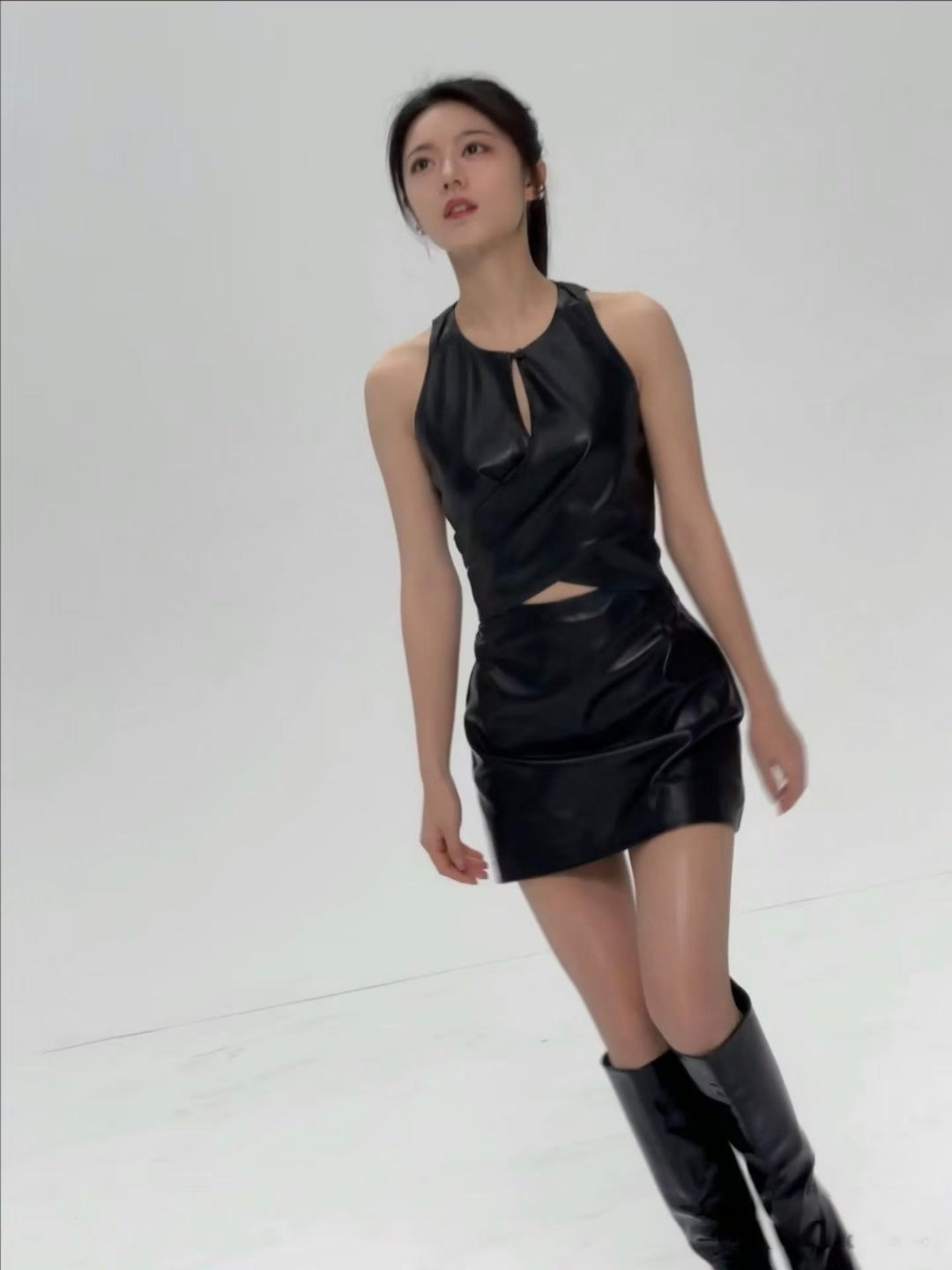 赵今麦~性感御姐妆造合集麦麦金发染了；油丝、网袜、小腿袜都穿了，我还是觉得她没长