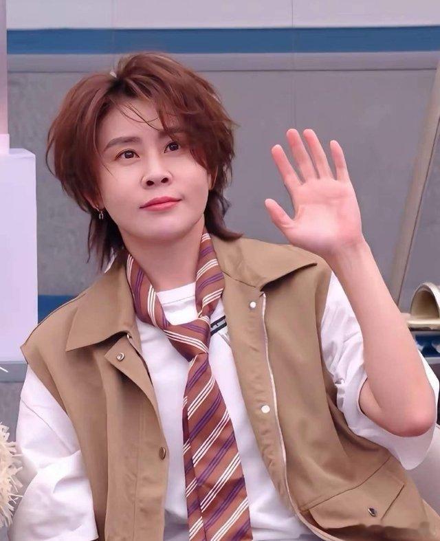 任何领域拼到最后，拼的都是脑子和格局。浪姐三公结束后，唐艺昕因为自己唱歌太差，自