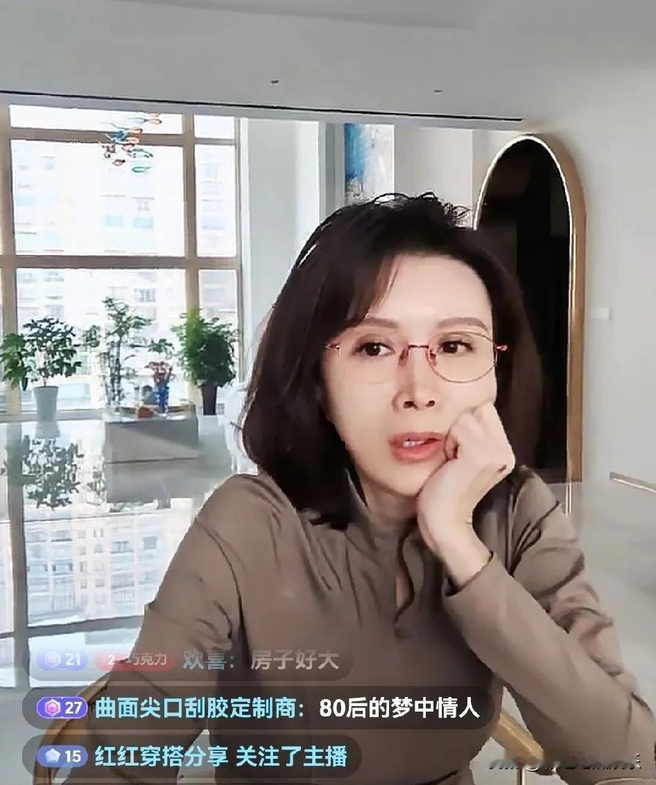 钱再多有什么用，还不是住老房子！这是某个网友说的，金巧巧在自家直播被吐槽破产了房