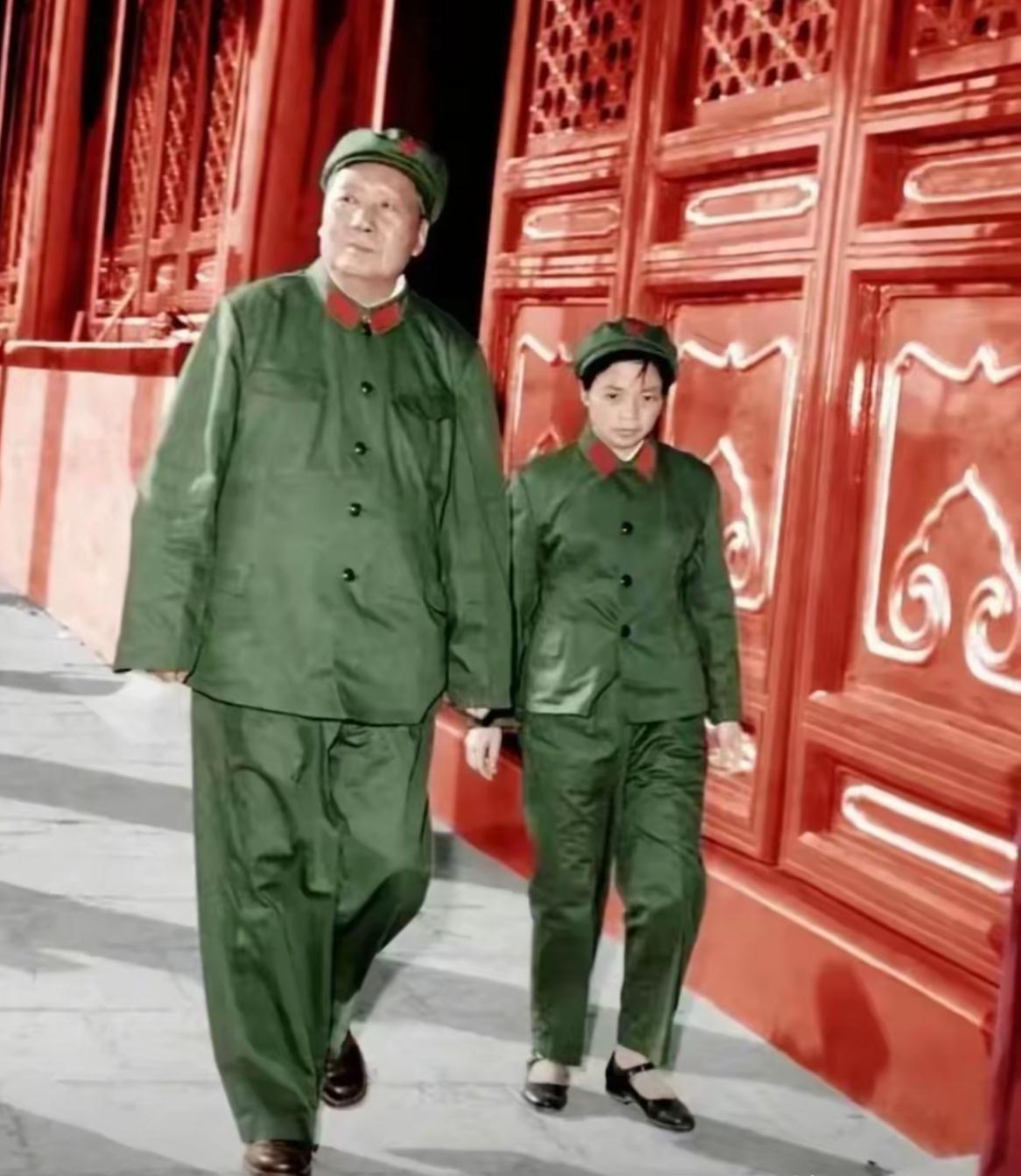 这张照片拍摄于1966年9月15日，毛主席和他的保健护士长吴旭君身穿65式军装走