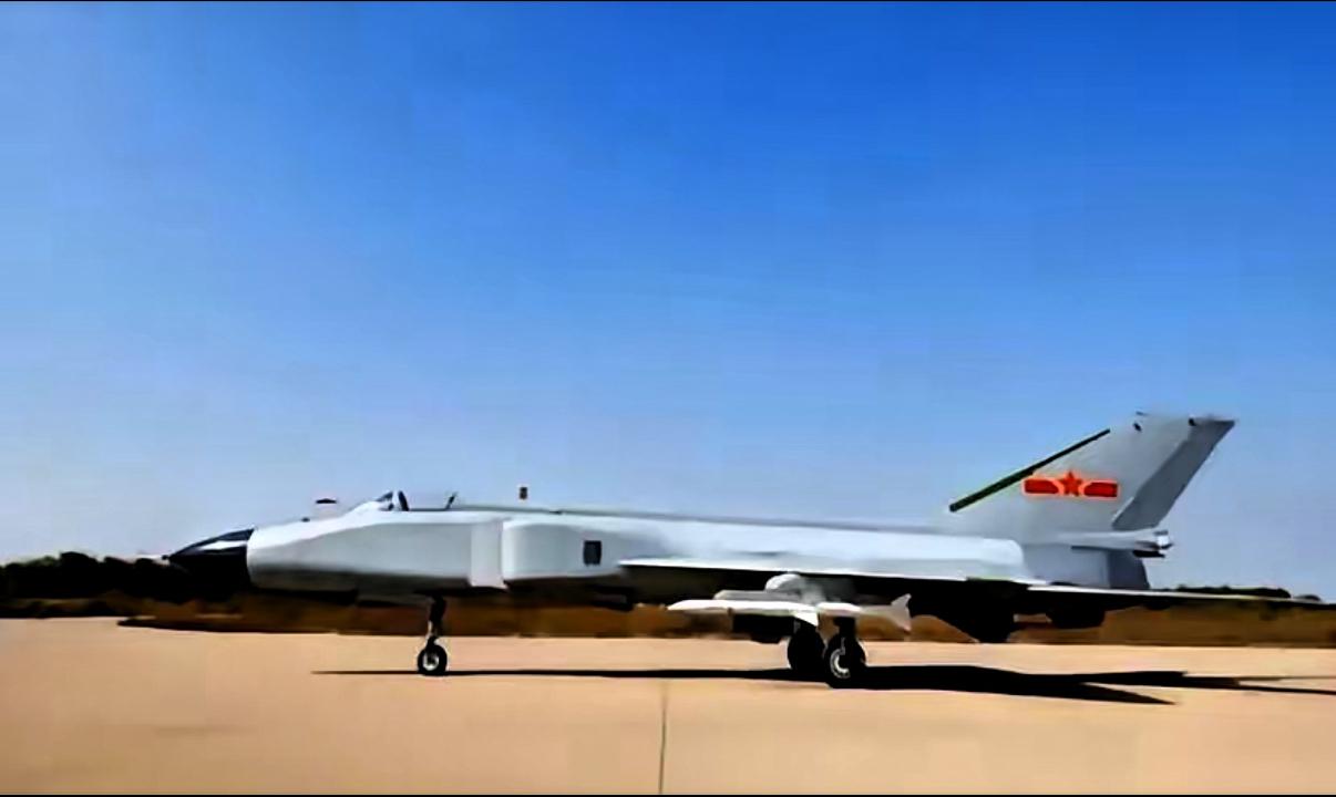 他们把一架功成身退的歼-8战斗机，驾驶舱直接掏空，然后给它下了一道新命令。冲上