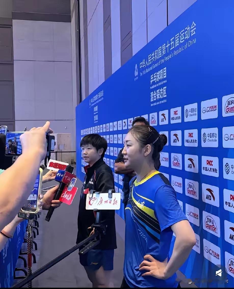 她俩居然以这种方式同框了：她们会在决赛中相遇吗？莎莎和陈梦同框，已是很久以前的