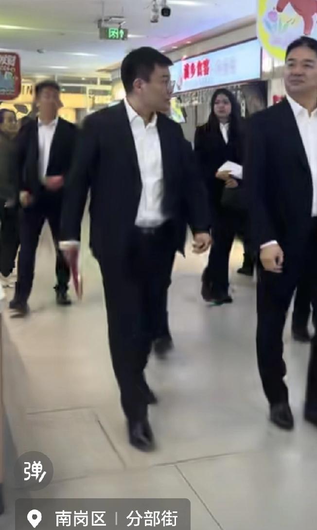 刘强东这次来哈尔滨革新地下商场是有原因的，大家就不要猜测了！因为这里有京东旗下全