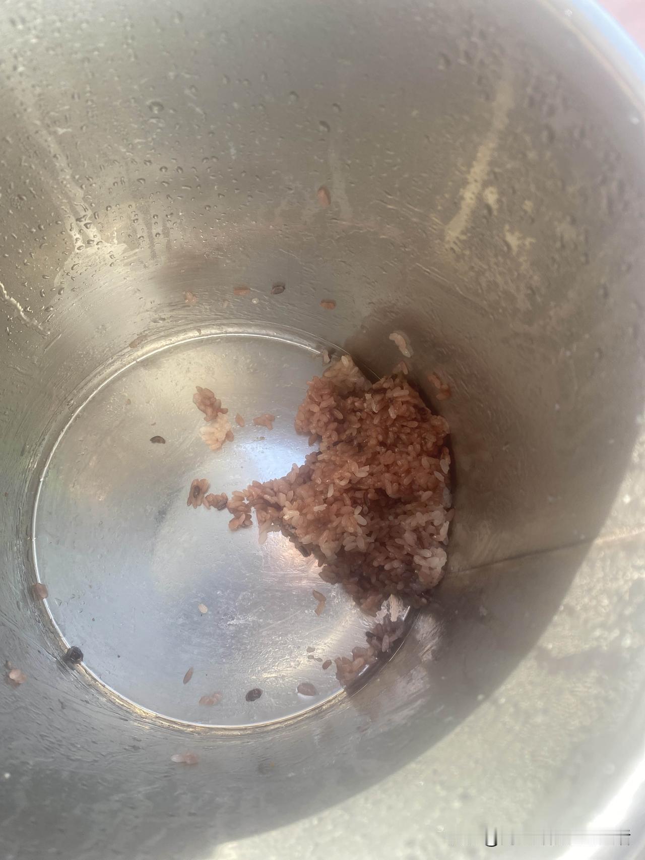 今天真是走了狗屎运了，我摆摊的地方一直有一家包子店每天生意都很好，今天早上他居然