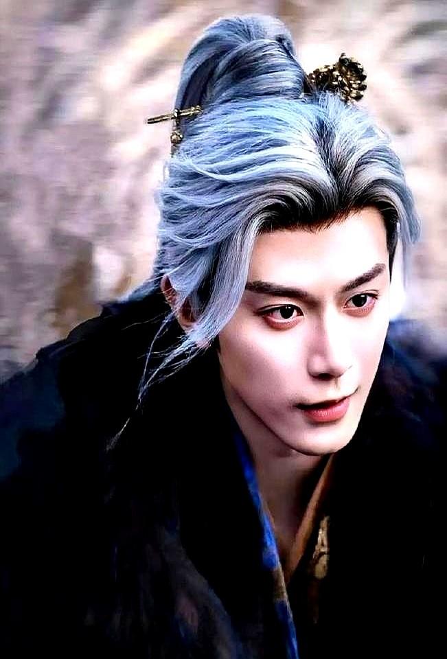 31岁的邓凯，卡里只剩300块，还在横店当群演。八年！他演了47个配角，给每