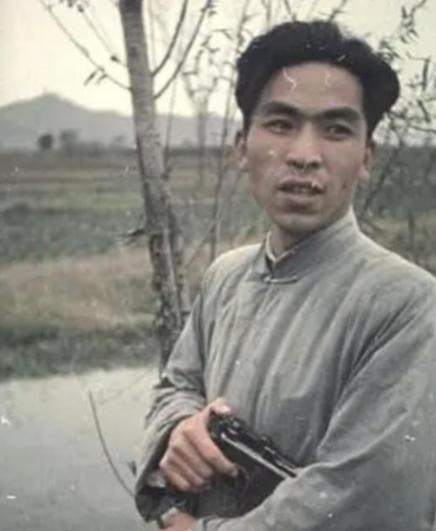 1947年，地下党被处决前婉拒房东送的断头饭："我吃不下"，房东弯腰轻声说："这
