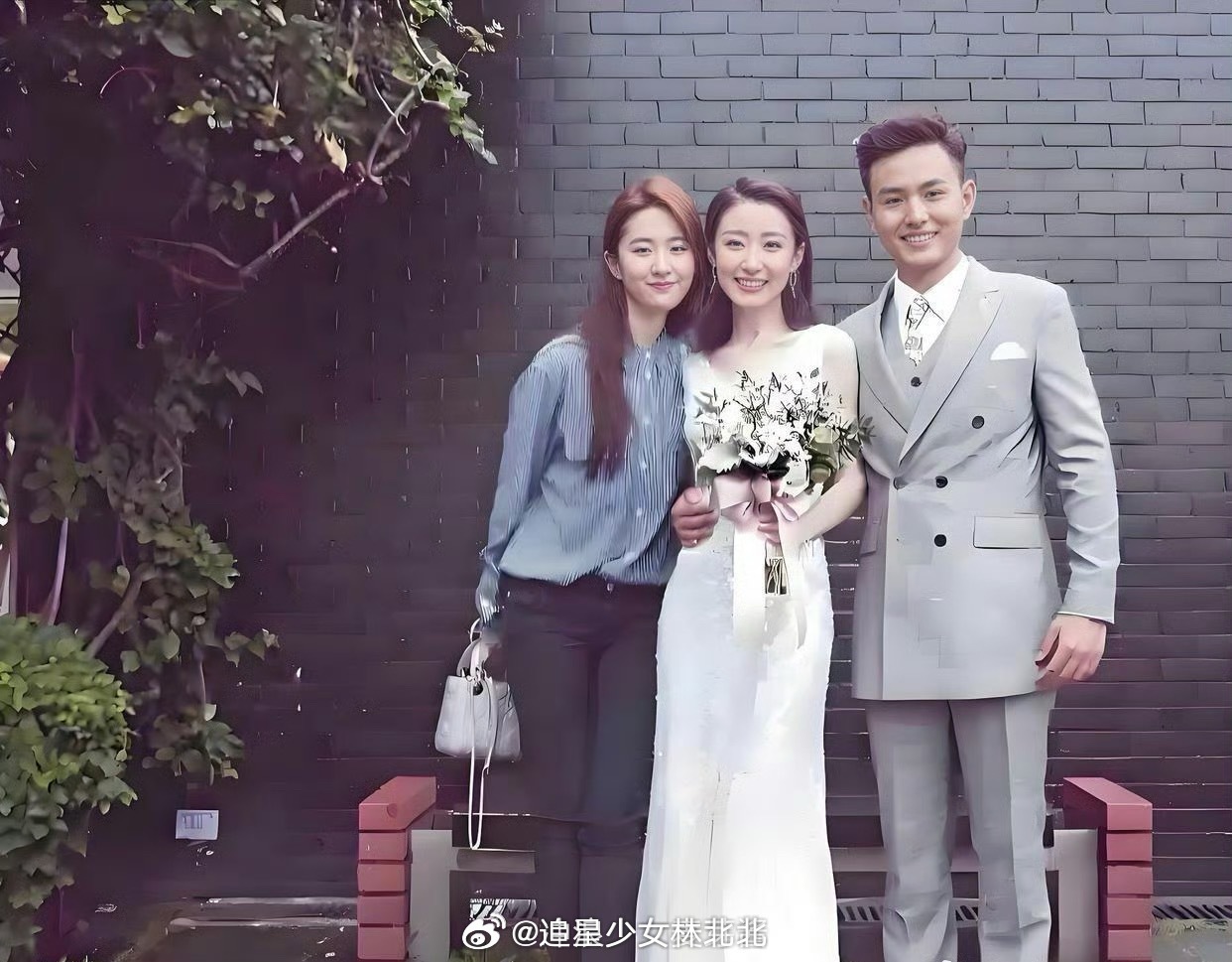 去参加婚礼的刘亦菲，也不会抢新娘风头
