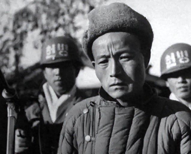 1952年，朝鲜巨济岛战俘营里，叛徒李大安作恶多端，残害志愿军战俘、投靠美军助