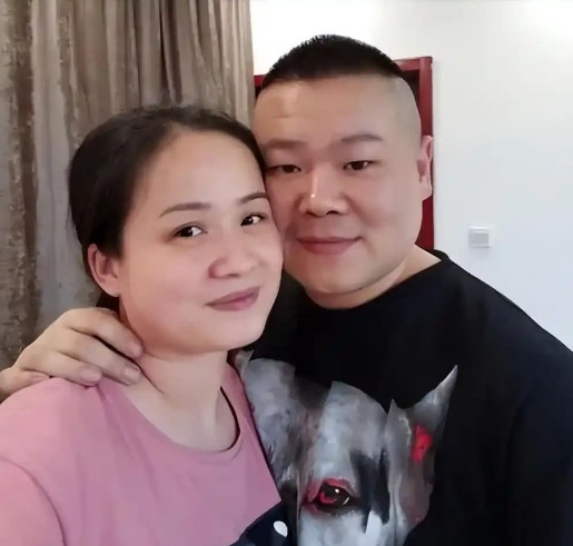 2010年，岳云鹏第一次去见郑敏的家里见她父母。他对着二老实诚的说道：我每个月工