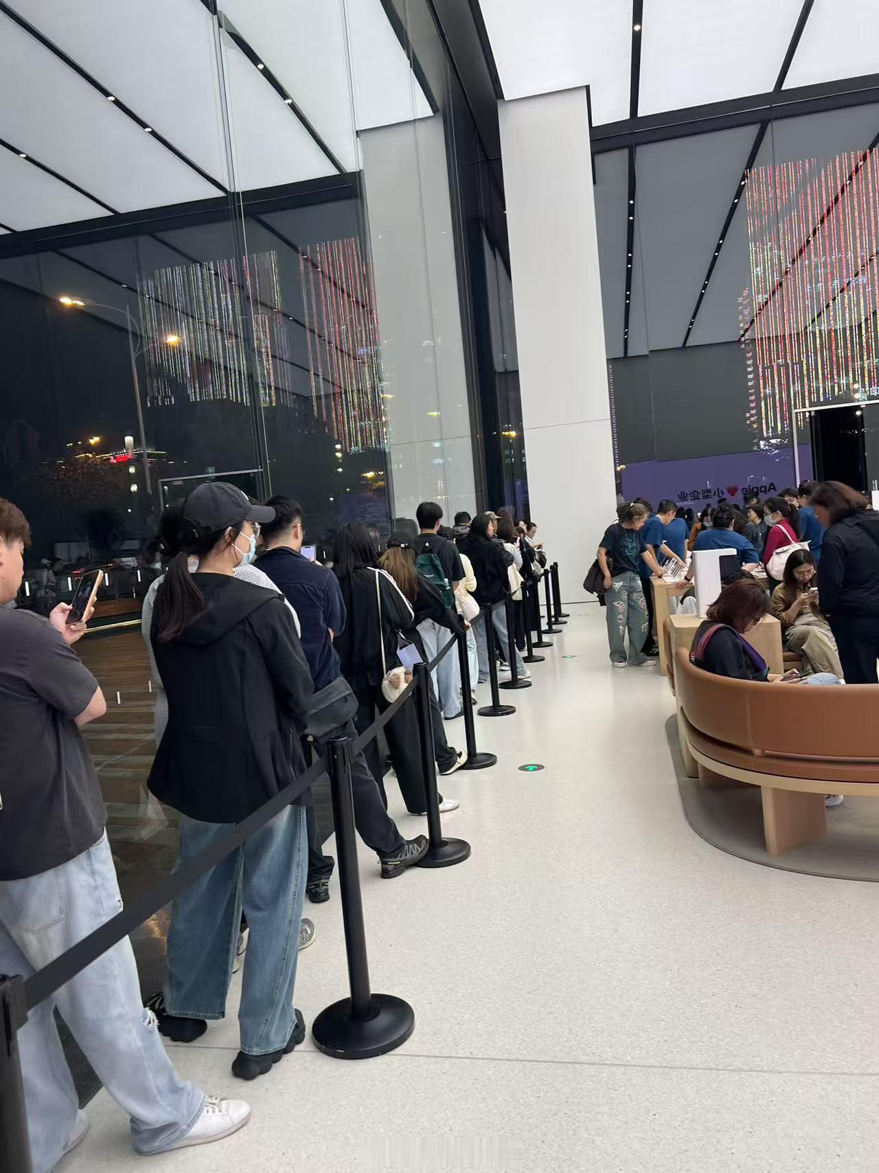 iPhone18Pro激活超300万，前天我朋友去万象城拿18ProMax，
