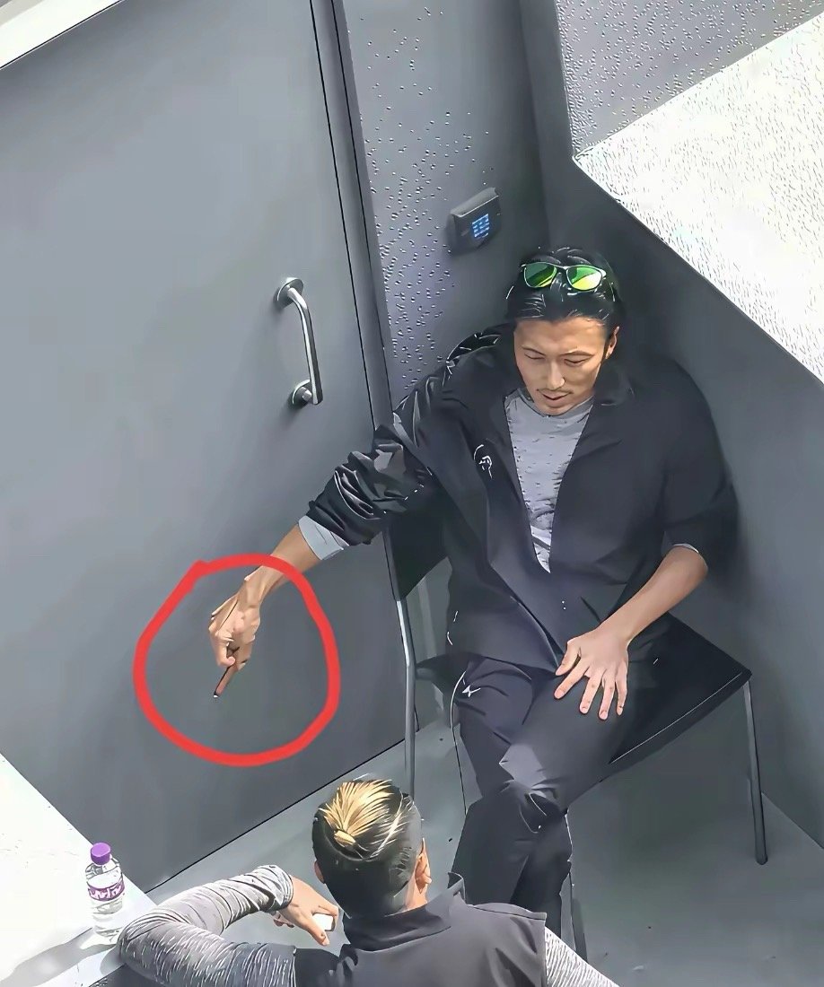 万万没有想到，男神居然也抽烟，白瞎我看了十几年电视，现在才知道！[捂脸哭]​​​