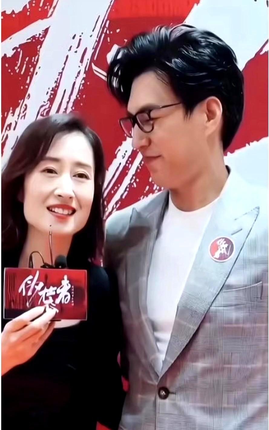 刘敏涛那会儿没人找她拍戏，离婚后一个人扛着，心里苦也没说。靳东没当回事，直接