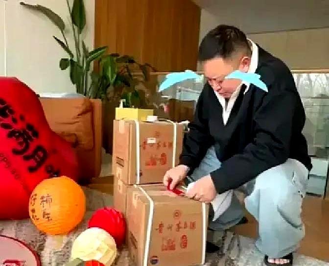 郭麒麟后台吃结霜的盒饭，阎鹤祥当场翻脸。阎鹤祥眼瞅着郭麒麟蹲在角落，扒拉着