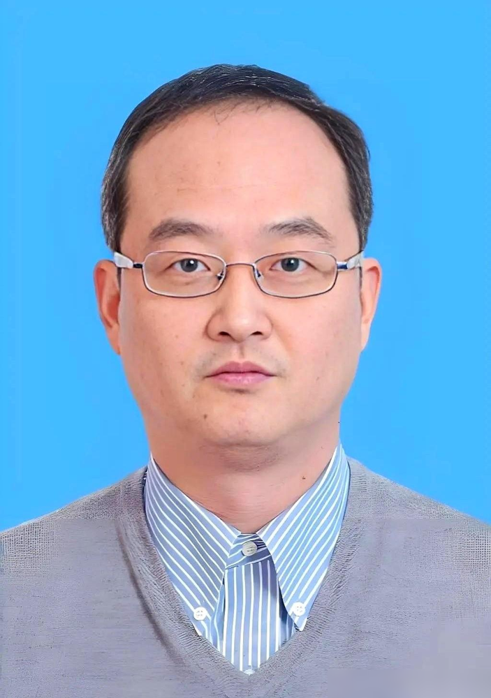 吴枫，湖北天门人。在微软干了15年，爬到首席研究员，手里攥着上百项中美专利。说实话，第一次刷到这消息