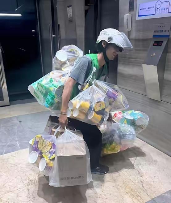 这是深圳的外卖小哥，台风来临是他接单最多的时候，赚钱最快的时刻。可我看到的是他的