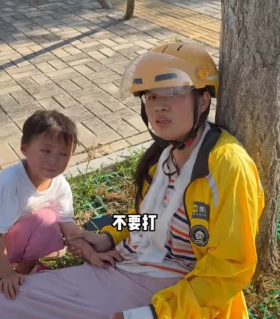 看哭了！亳州，母女送外卖骑车摔倒后靠在树干上休息，路过男子一看中暑了！拿起手机就