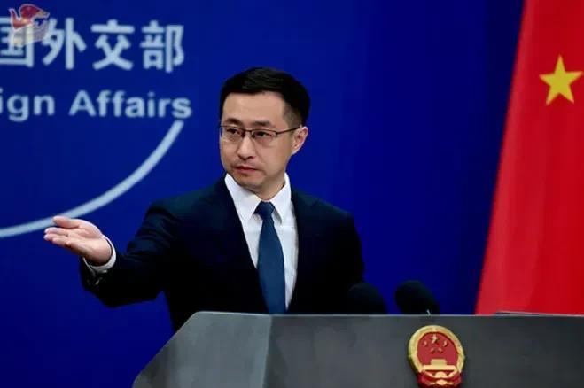 发布会上，日本朝日新闻记者向发言人林剑求证，去年7月中国海军是否向“误入”中国领