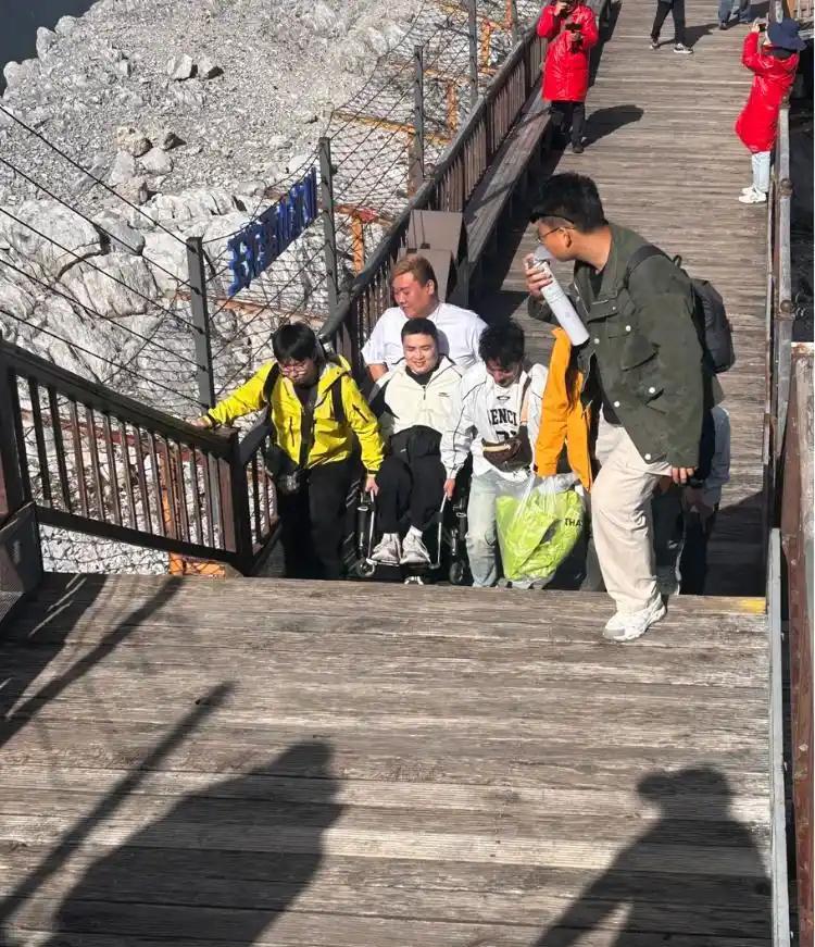 这就是兄弟情！云南丽江，一女子在爬玉龙雪山时突然看到一个感动画面，别人都是一边爬