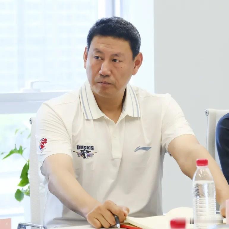 赛场讲规矩，做人懂分寸，这话一点都不假。李楠刚上任助教，就频频在暂停时越位发