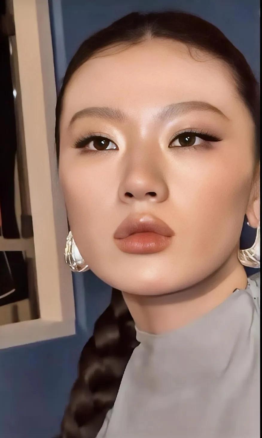 这唇已经很有欧美范了，再加上美背，气质这一块稳稳捏呀！