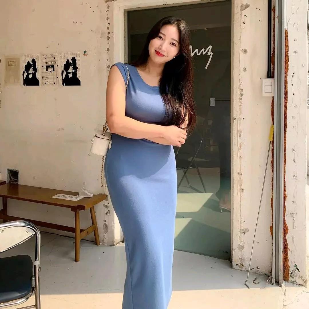 夏日穿搭指南：优雅蓝色连衣裙，简约又时尚！