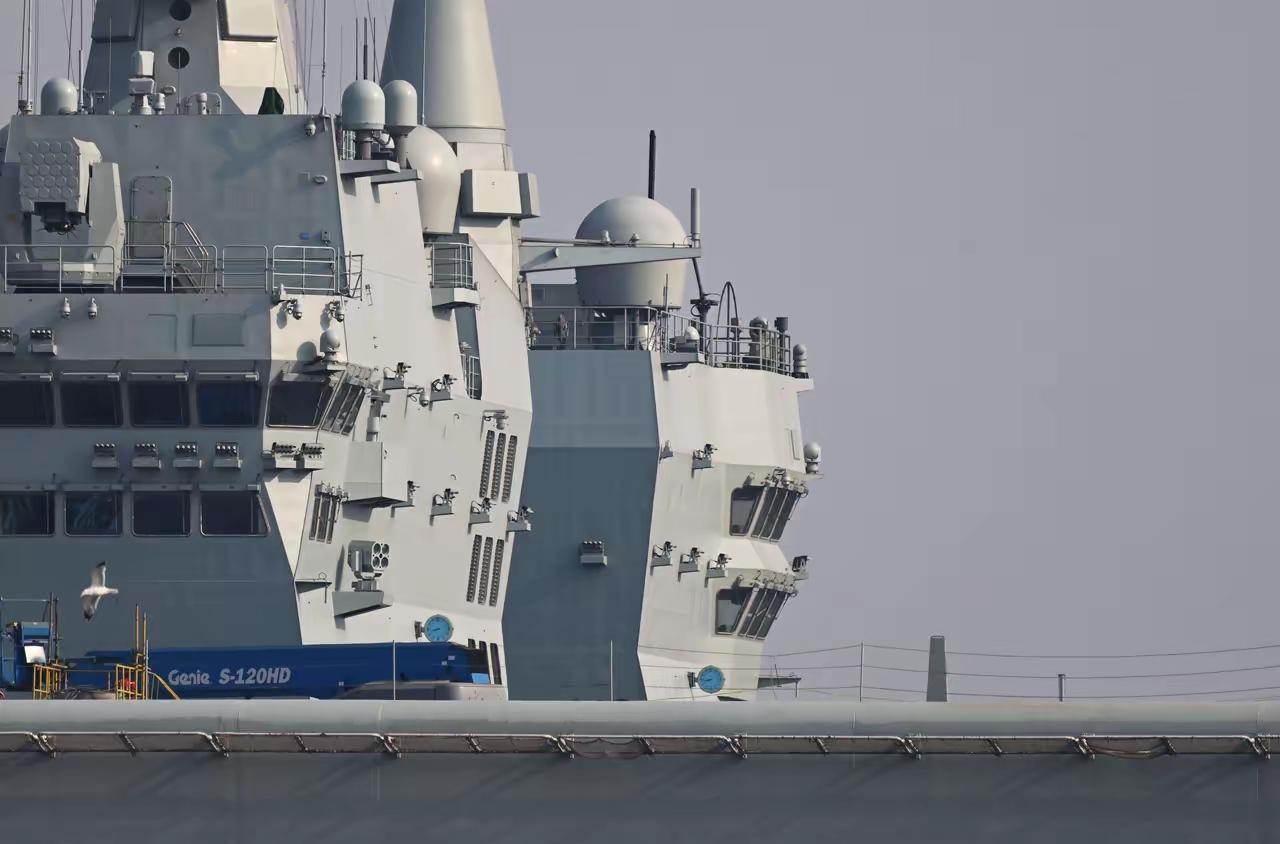 近日076将迎来再次海试，一架攻击-21悄然现身076甲板，东大正在加速打造无人