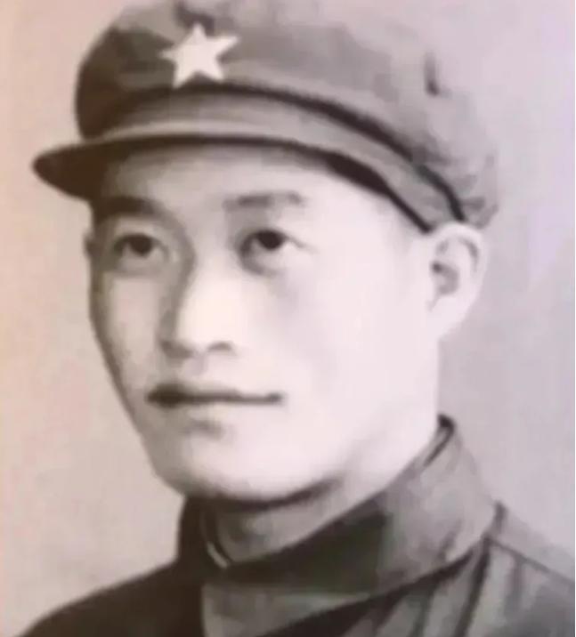 1964年，伟人得知奇袭白虎团的英雄排长从朝鲜战场归来已11年，却依然只是副连长