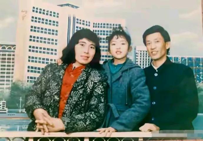 董璇那不漂亮的妈妈生了个漂亮的董璇，漂亮的董璇又生了个最美星二代小酒窝。她们家颜
