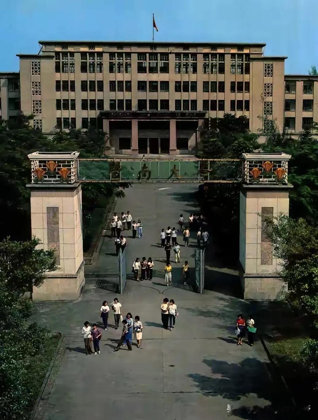 八十年代初期的广州城。那时候的广州老城区绿化也已经很好了，居民楼基本上都被淹没在