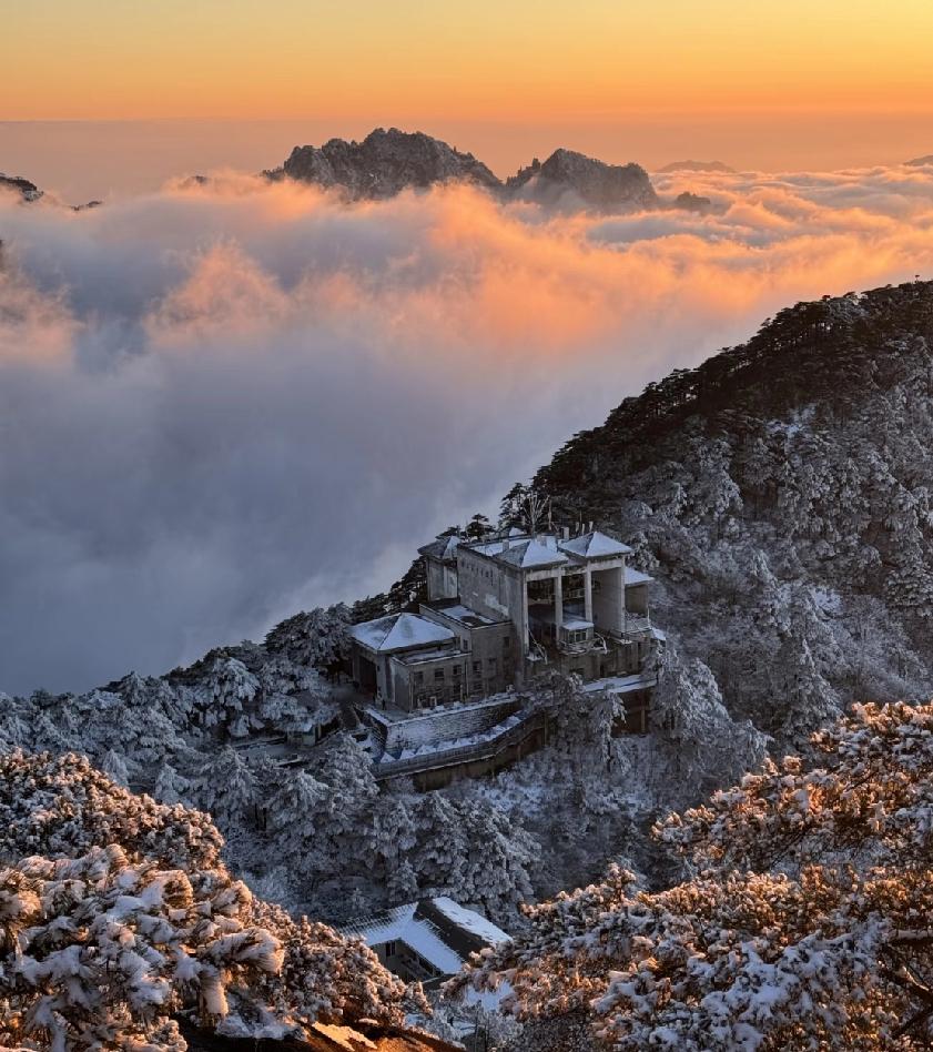 太吓人了！出去旅游注意安全，女生游黄山身亡，家属称护栏有问题索赔。爬山这种量