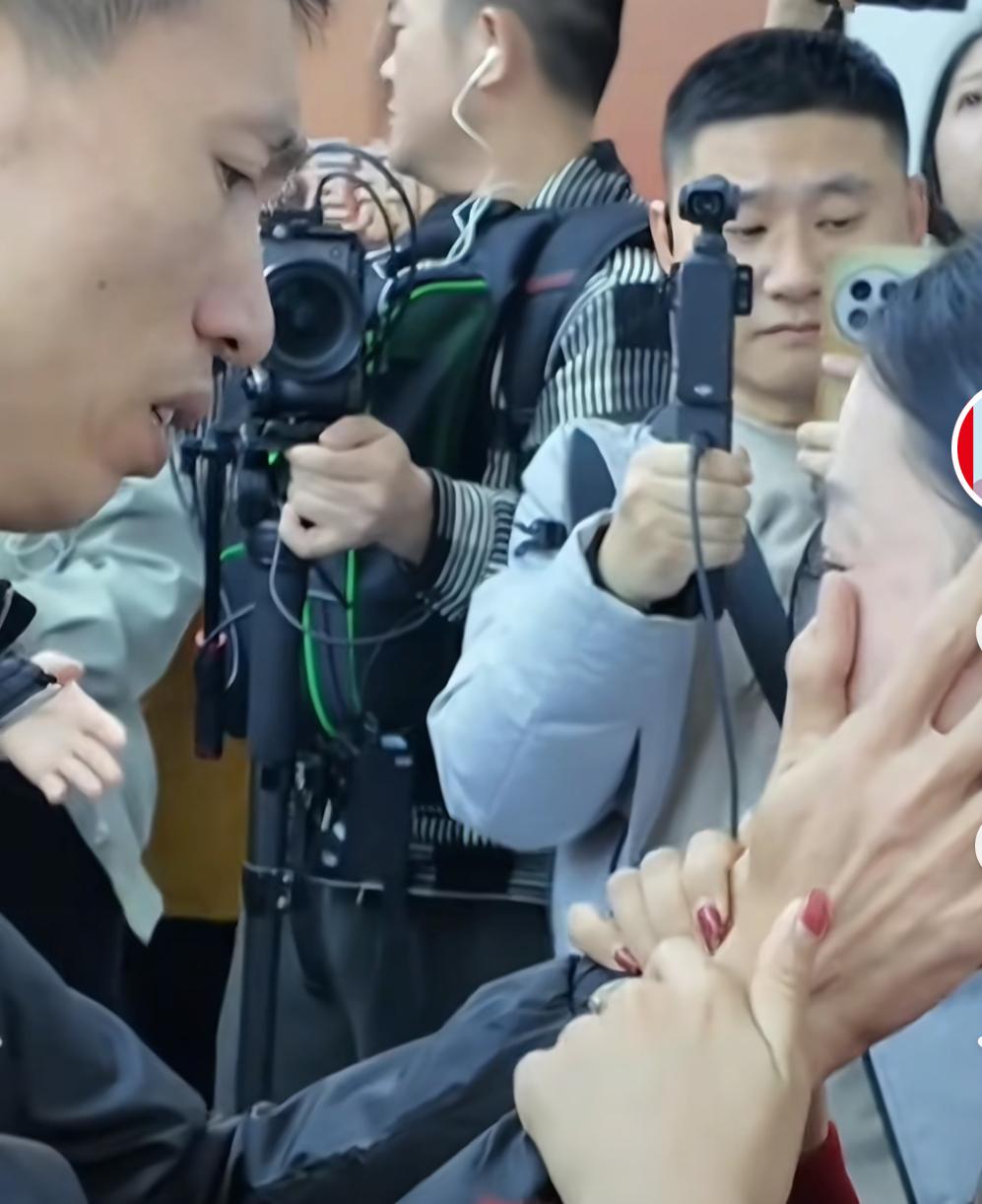 姐姐寻找弟弟33年成功认亲，弟弟李鑫：自己已结婚生子，现在在厂里面上班，每个月工