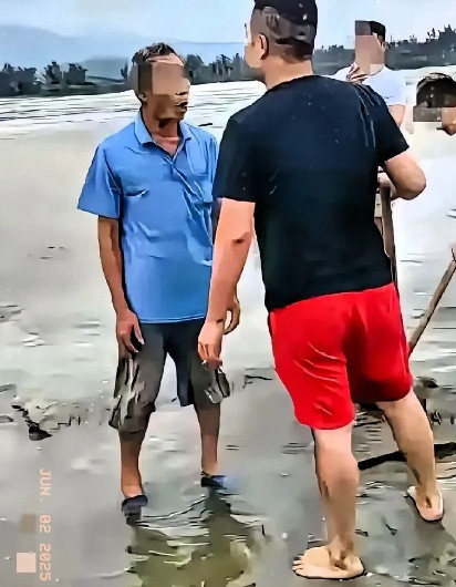 阳江：大爷说这片海底他承包了，不允许游客赶海，游客说这片海属于全体公民，谁也