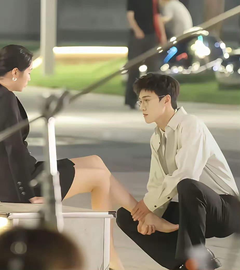 男明星粉丝可以接受自担这样摸女演员脚吗